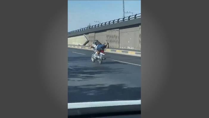 Gaziantep'te motosiklet üzerinde tehlikeli hareket! Tehlikeli yolculuk kamerada