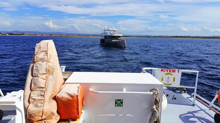 Çanakkale Boğazı'nda sürüklenen tekne kurtarıldı