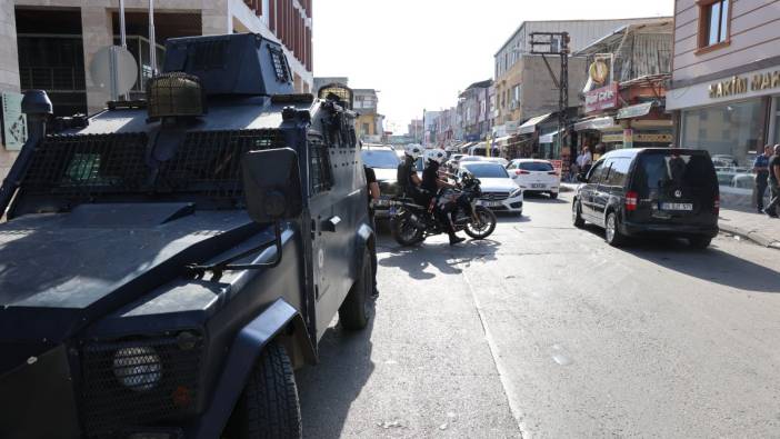 Adana’da kent merkezinde yolda el bombası bulundu. Bomba uzmanları olay yerinde