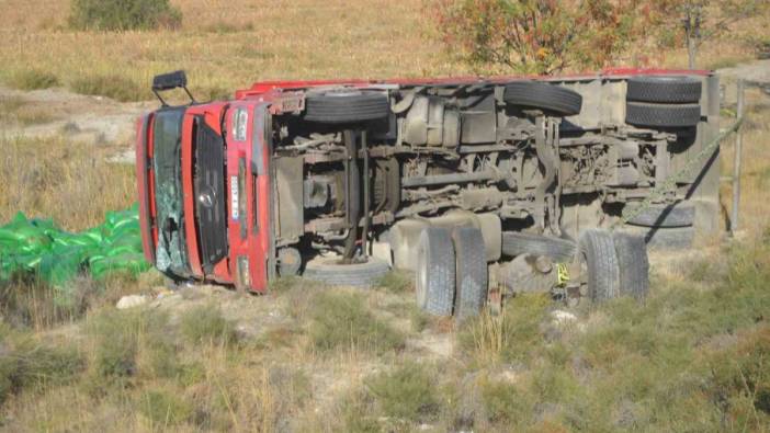 Konya'da yem yüklü kamyon devrildi: 1 ağır yaralı