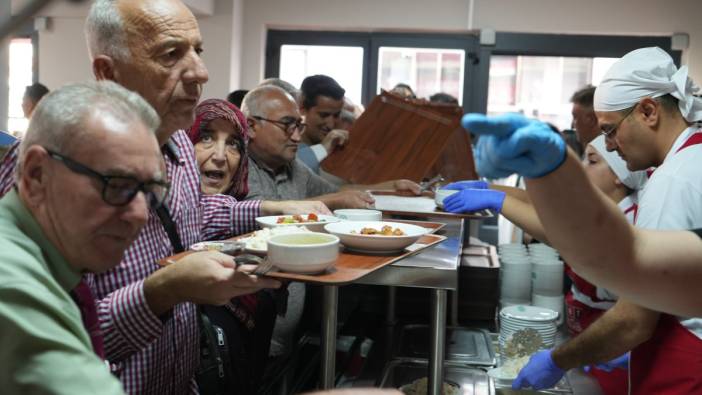 Manisa'da Kent Lokantası'na vatandaşlardan akın. Ucuz yemek için uzun kuyruklar oluşturdu