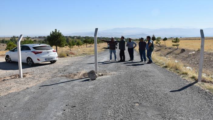 Niğde'de garip bir olay! Köy yolunu kapattı