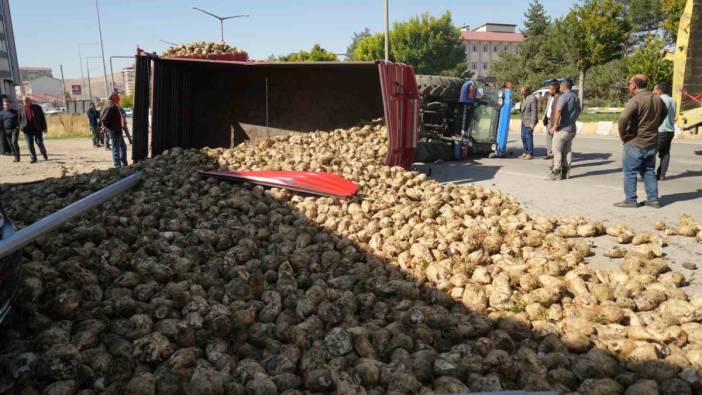 Şeker pancarı yüklü traktör devrildi