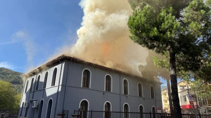 Bartın’da 564 yıllık tarihi cami alevlere teslim oldu