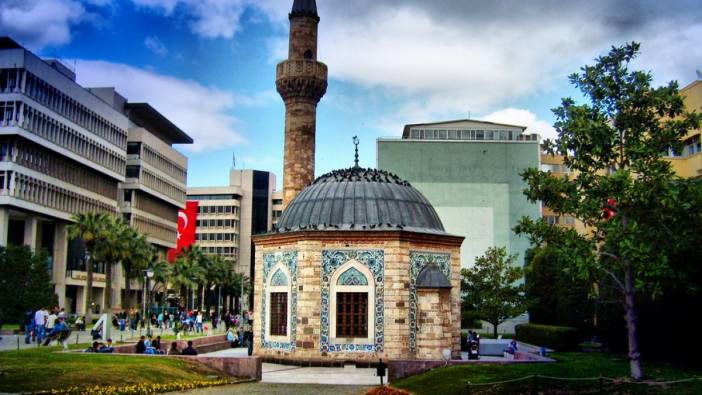 Yalı Cami: İzmir, Konak Meydanı'nın İncisi