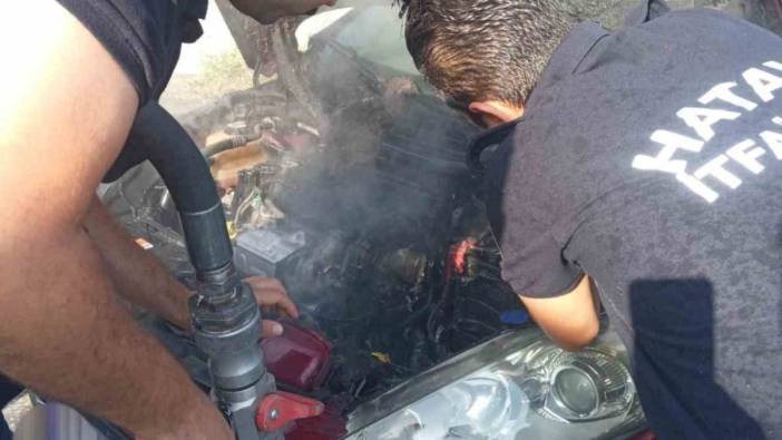 Hatay'da seyir halindeki aracın motor kısmı yandı