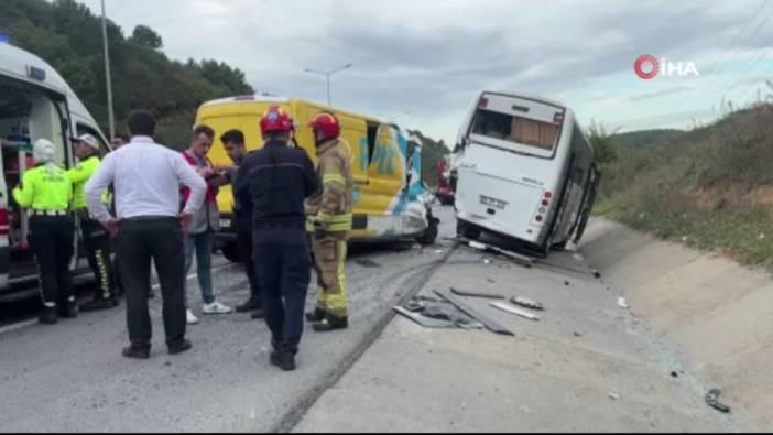 İstanbul'da PTT aracı ile servis minibüsü ile çarpıştı: 4 yaralı