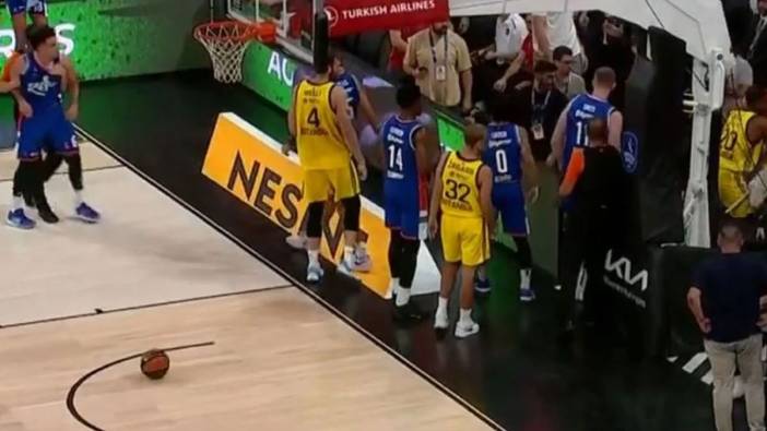 Anadolu Efes - Fenerbahçe Beko maçında kavga!