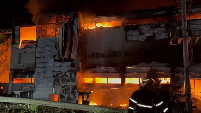 Tekirdağ'da kozmetik fabrikasında yangın çıktı! Alevler hızla büyüdü