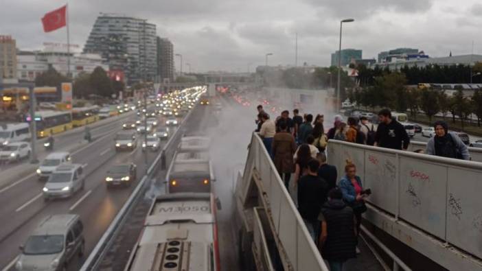 Yenibosna’da metrobüs dumanlar altında kaldı