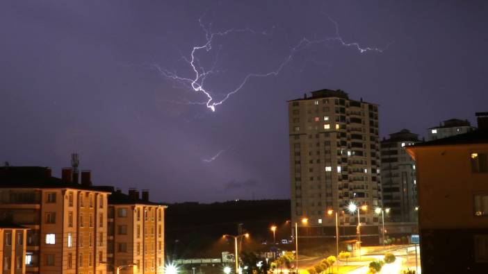 Gece bir anda gündüze döndü! Şimşekler Kastamonu’yu böyle aydınlattı