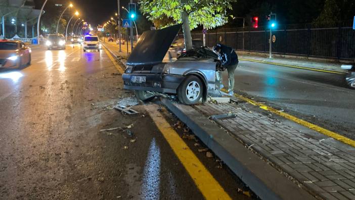 Ağaca çarptı, ikiye bölündü! Bu otomobilden sağ çıktılar