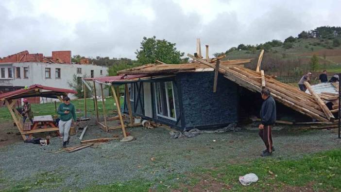 Fırtına Kastamonu'yu vurdu: Çatı başka bir evin üzerine uçtu