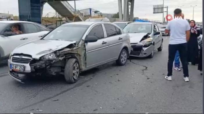 Esenyurt'ta trafik aniden durdu: 4 araç birbirine girdi