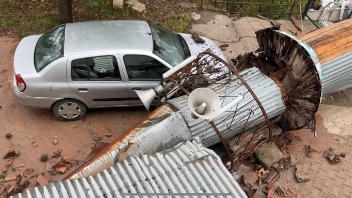 Caminin minaresi fırtınada devrildi, imamın otomobili zarar gördü