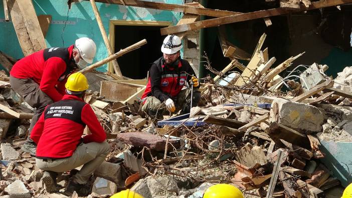 Uşak'ta gerçeğini aratmayan deprem tatbikatı yapıldı