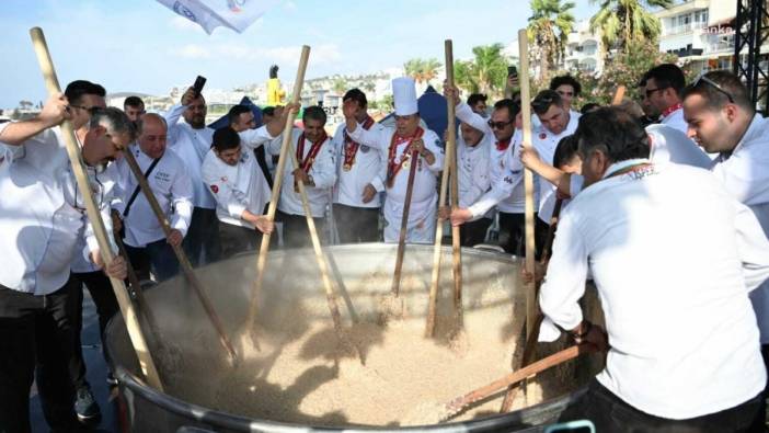 Kuşadası Sokak Festivali'nde 5 bin kişilik keşkek yapıldı