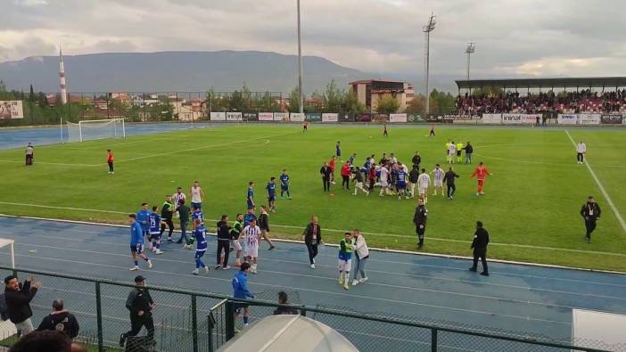 Amatör lig maçı sonrası saha karıştı. Araya polisler girdi