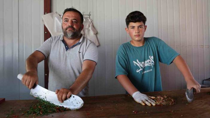 Hatay'da 6 yıldır babasının yanında mesleği öğrendi! 14 yaşındaki kasap yılların ustalarına meydan okuyor