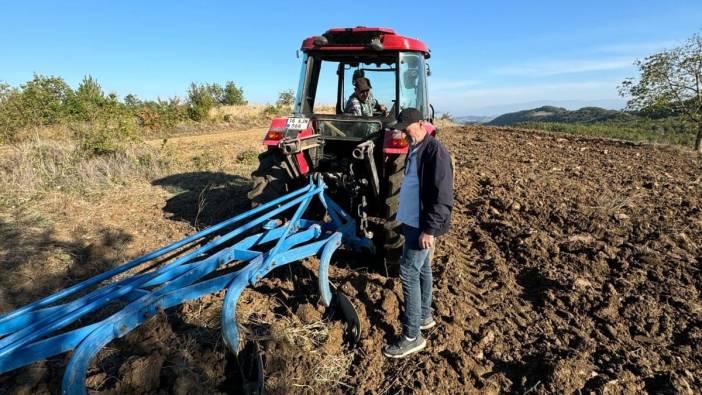 Tarla sürerken patlamamış el bombası buldu