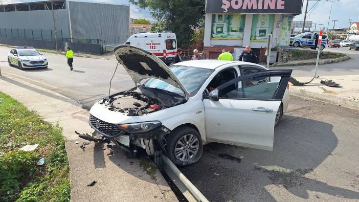 Kocaeli'nde otomobil bariyere çarptı: Yaralılar var