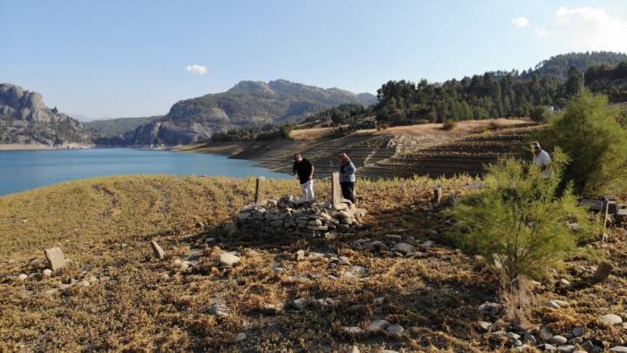 Sular çekildi ortaya çıktı. Vatandaş akın etti