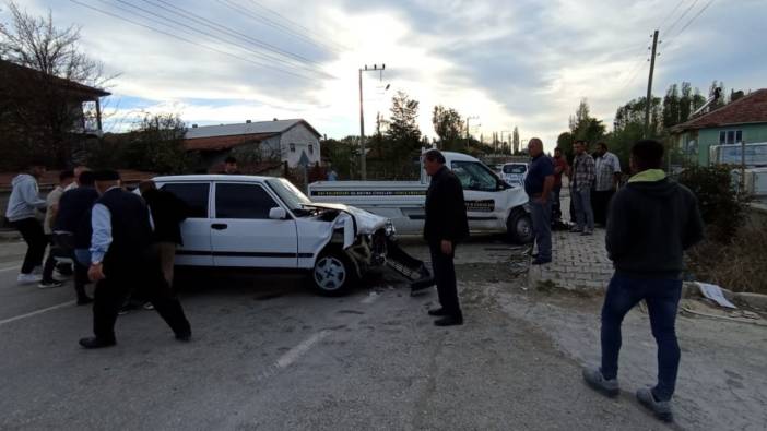 Kamyonetle otomobil kafa kafaya çarpıştı, 1 kişi ölü