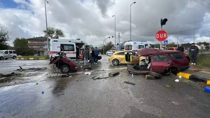 Bartın çarpışan araçlardan biri ikiye bölündü