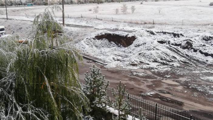 Erzurum kent merkezine mevsimin ilk karı yağdı