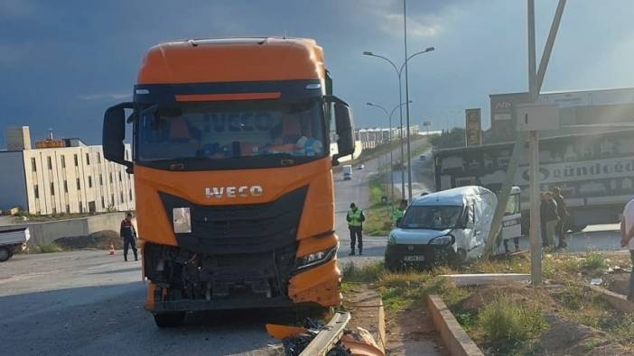 Bursa'da kaza! TIR hafif ticari araca çarptı