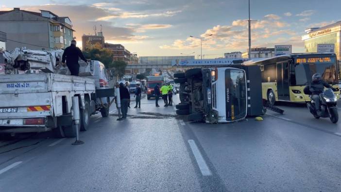 Pendik'te kamyon devrildi