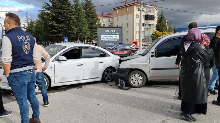 Kafa kafaya çarpıştılar! Sürücüler ucuz atlattı