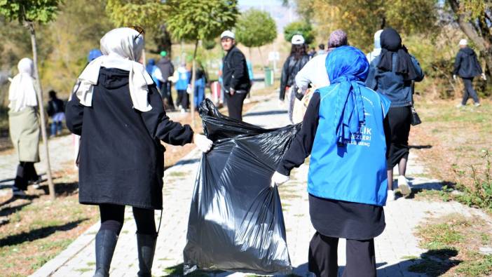 Muş’ta 500 genç el ele çöp topladı