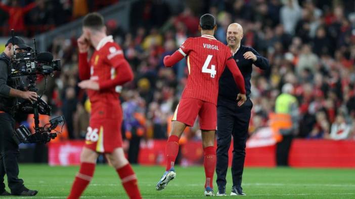 Liverpool, Chelsea'yi yendiği maçta Arne Slot tarihe geçti