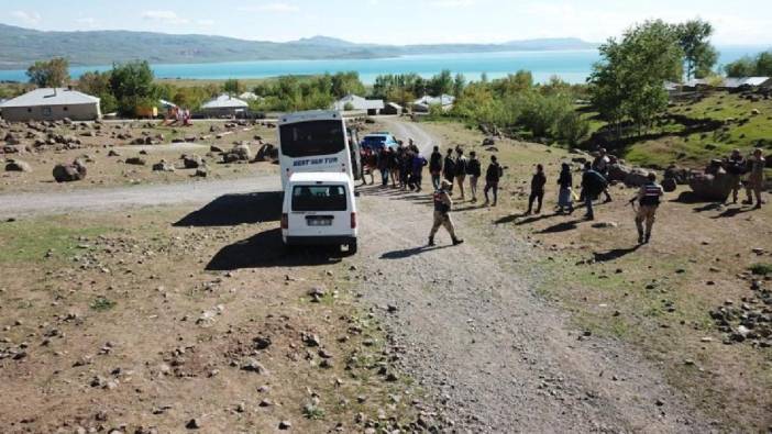 36 kaçak göçmen tır dorsesindeki saman balyaları arasından çıktı