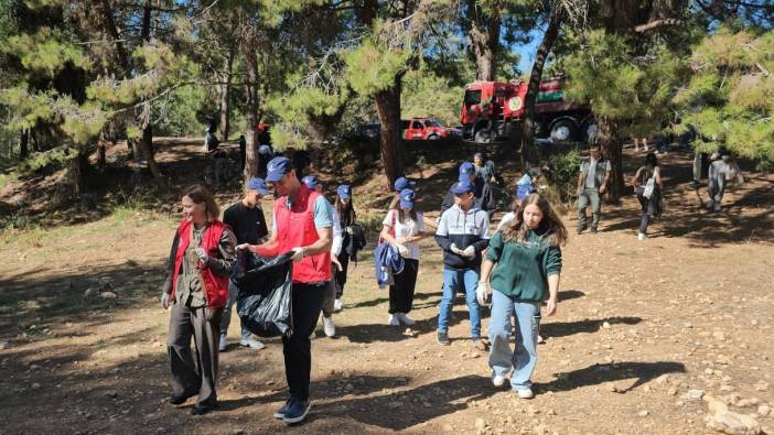 Mersin’de ormanlık alanda torbalarca çöp toplandı