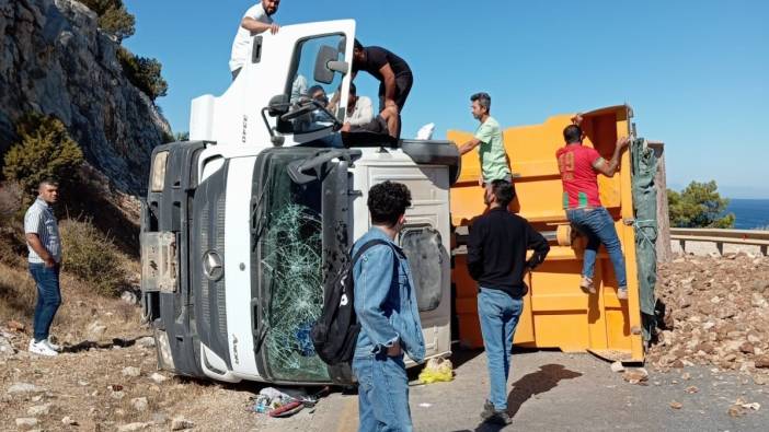 Muğla'da hafriyat kamyonu devrildi