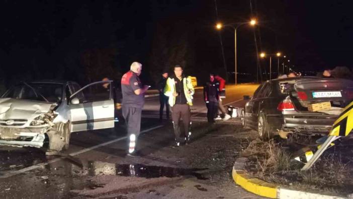 Erzincan’da iki otomobil çarpıştı: 2 yaralı