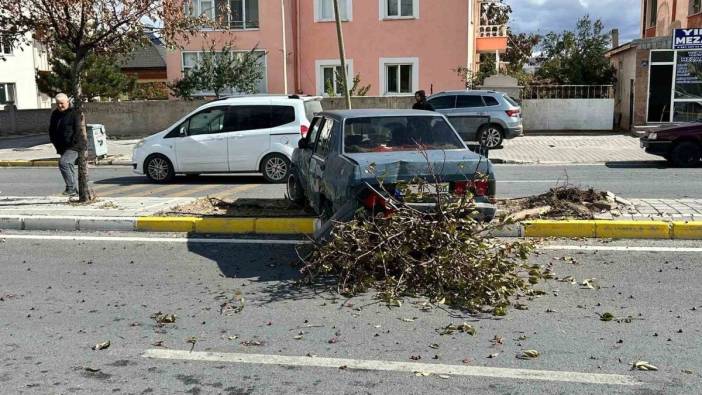 Tırla çarpışan otomobil refüje çıktı