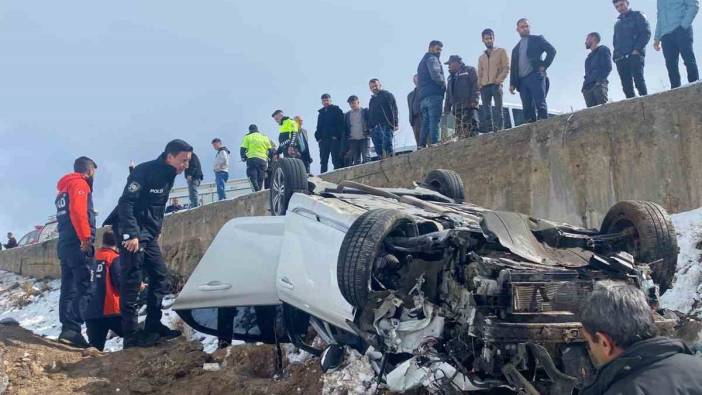 Bitlis'te kontrolden çıkan otomobil takla attı