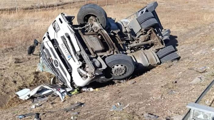 Gaziantep'te TIR devrildi! Sürücü hayatını kaybetti