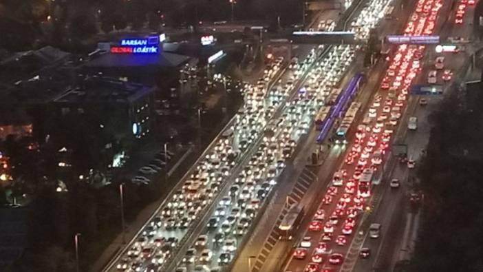 İstanbul'da akşam saatleri trafik durma noktasına geldi