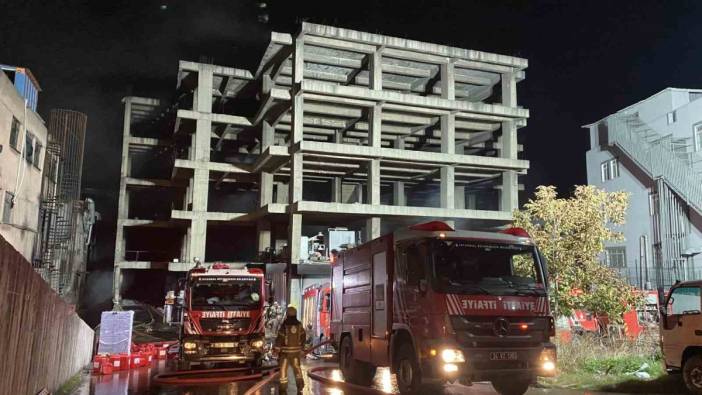 İstanbul Zeytinburnu’nda iş merkezindeki yangını söndürme çalışmaları saatlerdir sürüyor