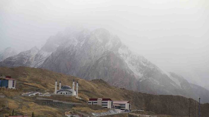 Sümbül Dağı beyaza büründü