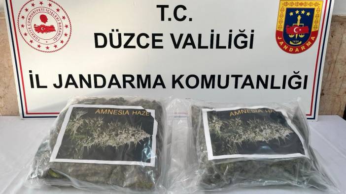 Düzce'de otomobildeki valizden uyuşturucu çıktı