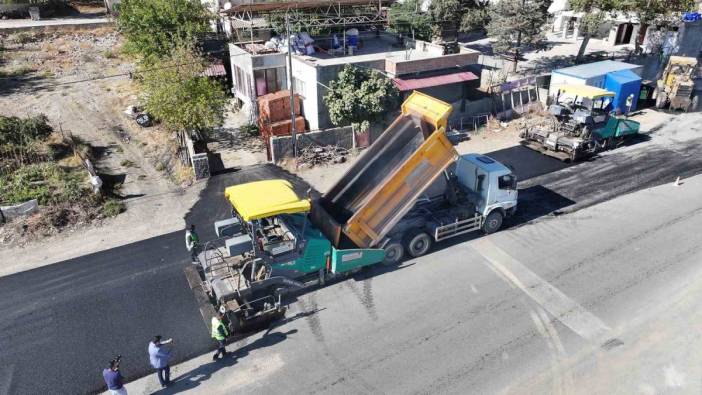 Kahramanmaraş Büyükşehir Belediyesi asfalt dökmeye başladı