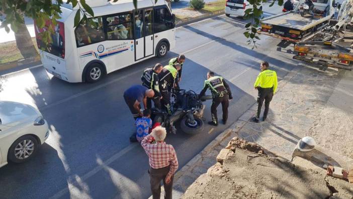 Ceza yedi diye polis motosikletine tekme attı