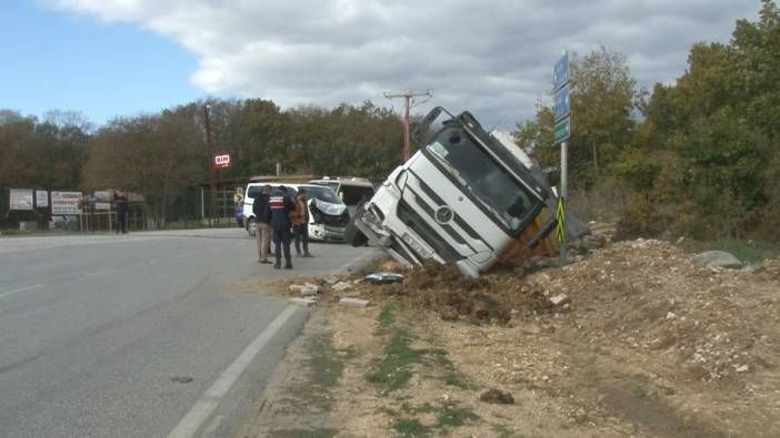 Çatalca’da minibüsle hafriyat kamyonu çarpıştı: 1 yaralı