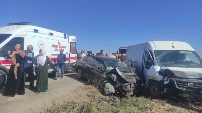 Mardin’de minibüs ile otomobil çarpıştı: 1 yaralı