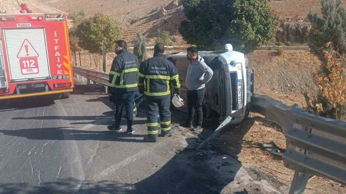 Mardin’de hafif ticari araç devrildı